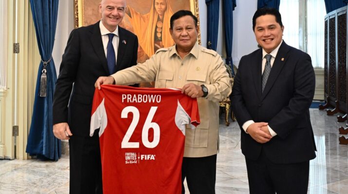 Prabowo Terima Jersey Timnas Nomor 26 dari Gianni Infantino di Istana Merdeka